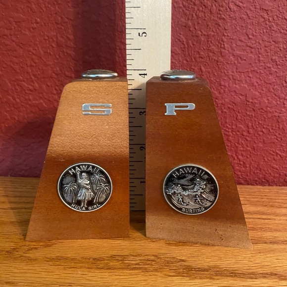 Vintage Hawaii surfing Hula girl salt and pepper shakers - Picture 2 of 7